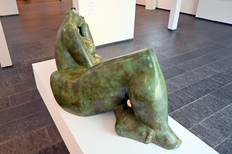 Karl Hartung (1950–1966), Große Liegende, Schleswig, Landesmuseum für Kunst und Kulturgeschichte, Galerie der Klassischen Moderne, 1951, Bild 3/4