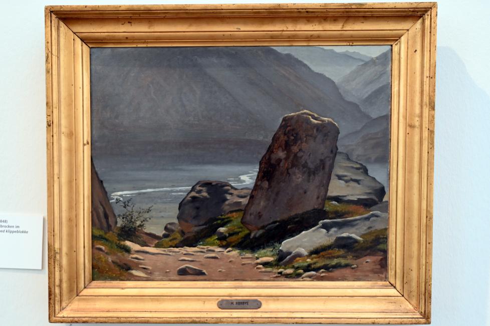 Martinus Rørbye (1830–1839), Norwegischer Fjord mit Felsbrocken im Vordergrund, Schleswig, Landesmuseum für Kunst und Kulturgeschichte, Saal 44, um 1830, Bild 1/2