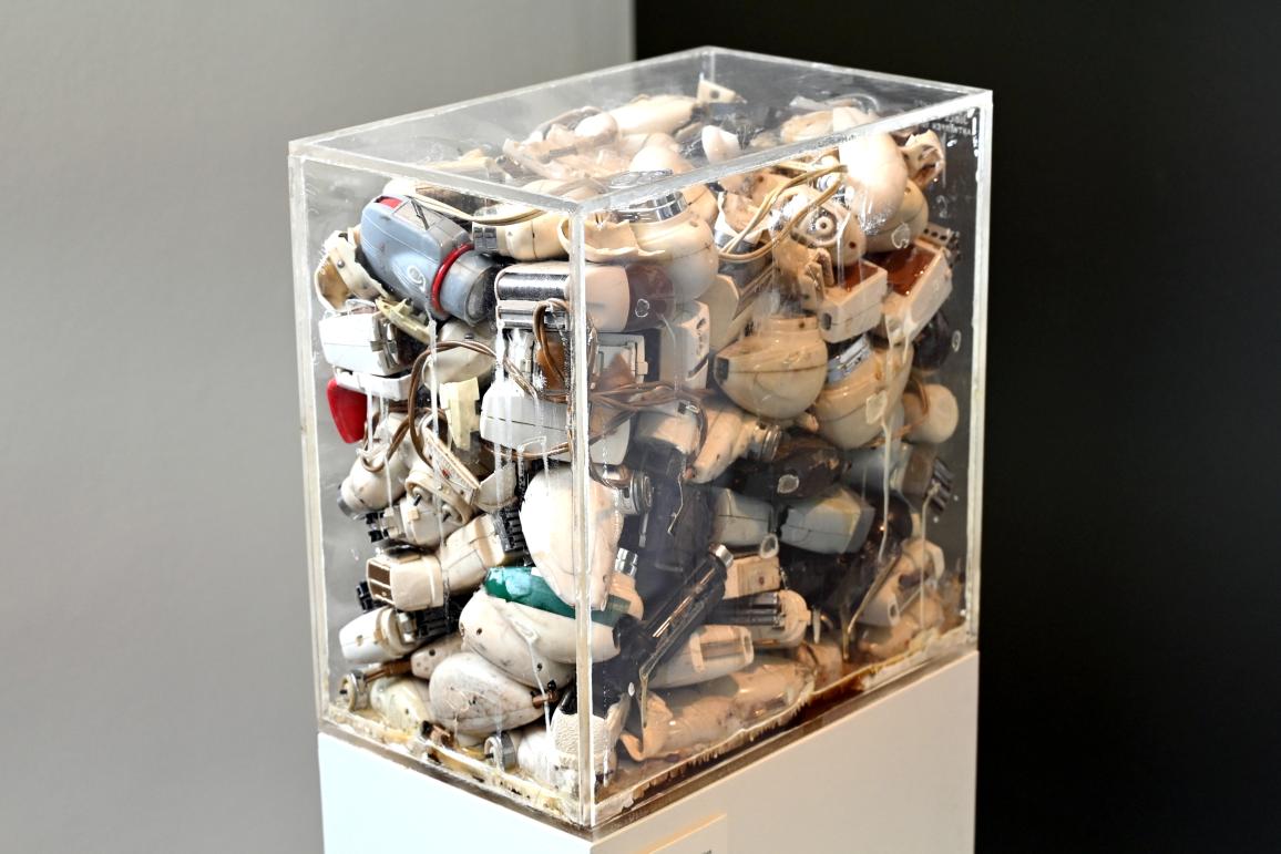 Arman (1960–1999), Ansammlung von Rasierern, Kiel, Kunsthalle, Alltagswelten, 1972, Bild 2/4