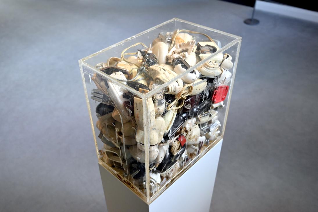 Arman (1960–1999), Ansammlung von Rasierern, Kiel, Kunsthalle, Alltagswelten, 1972, Bild 3/4