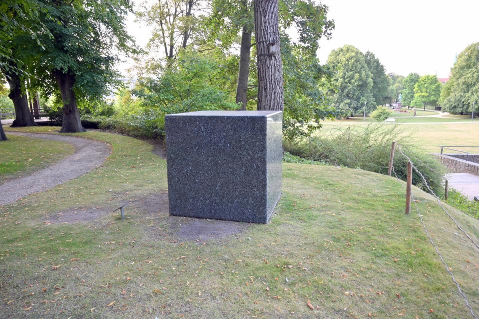 Karl Prantl (1965–1985), Stein zur Meditation, Kiel, Kunsthalle, Außenbereich, 1985–1986, Bild 4/5
