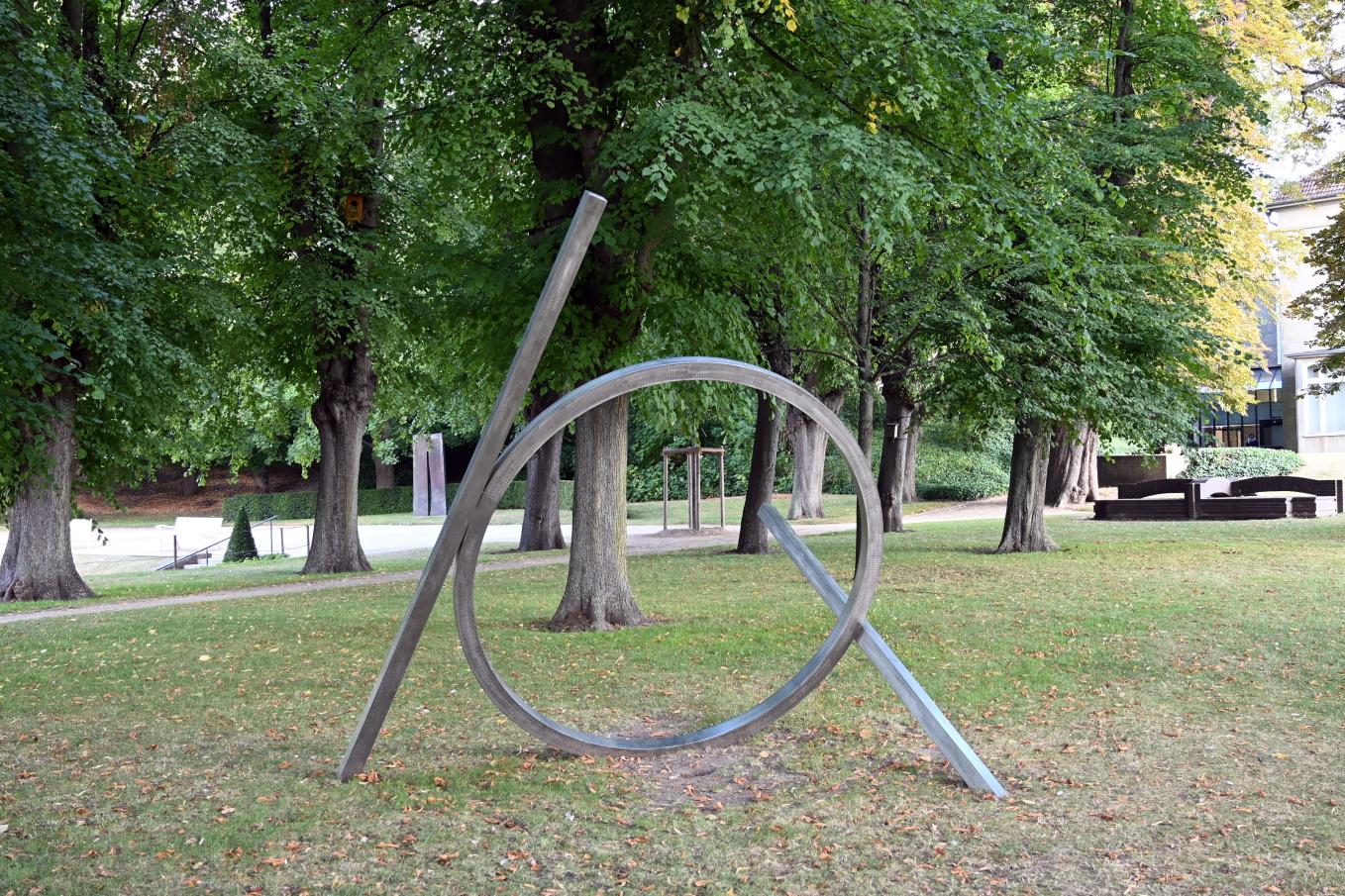 Alf Lechner (1987–2005), Tetraeder-Subtraktion mit Ring, Kiel, Kunsthalle, Außenbereich, 1987