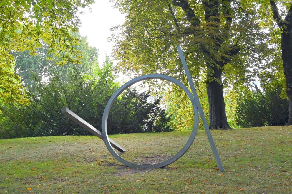 Alf Lechner (1987–2005), Tetraeder-Subtraktion mit Ring, Kiel, Kunsthalle, Außenbereich, 1987, Bild 2/2