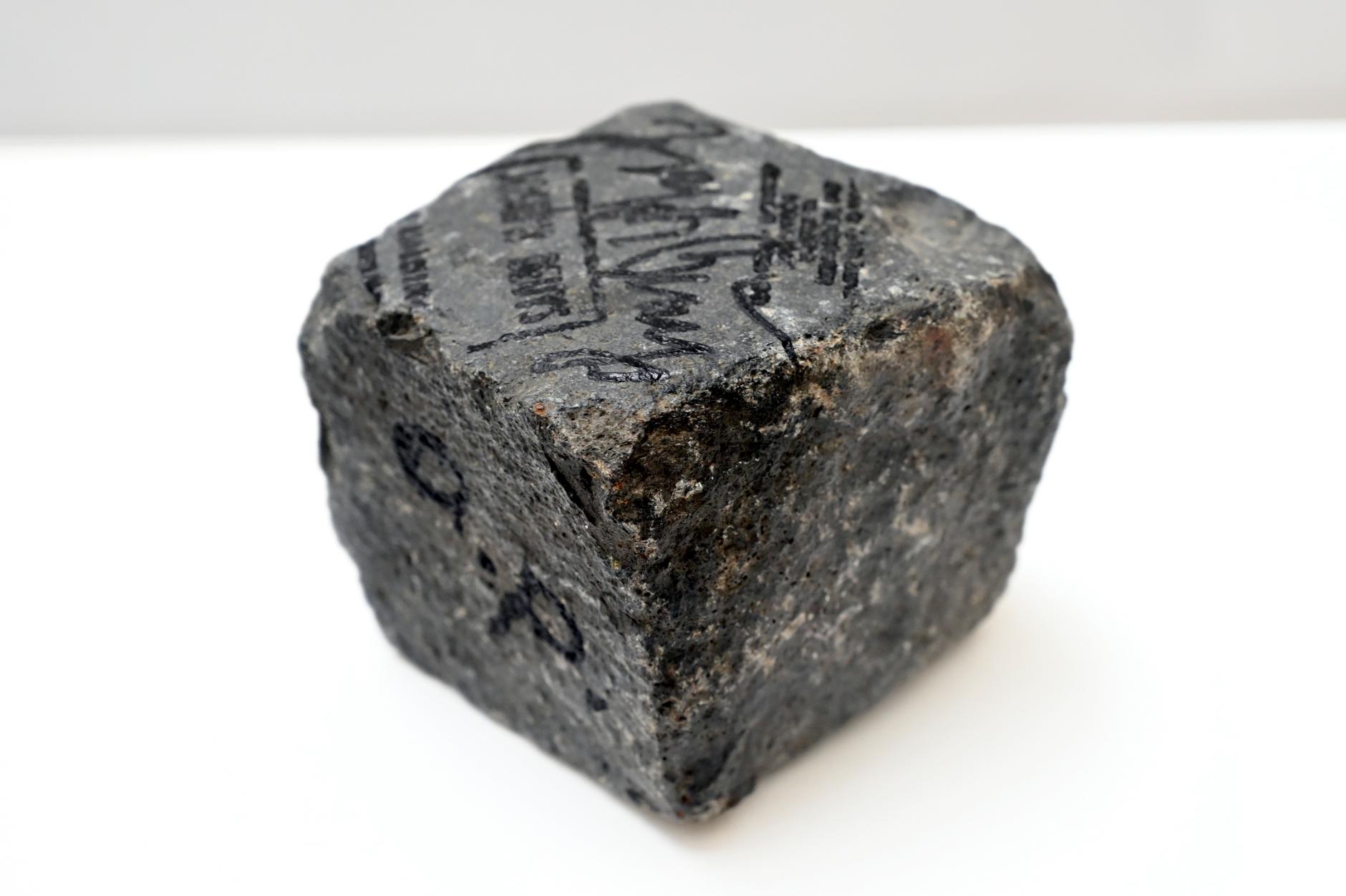 Joseph Beuys (1948–1985), Pflasterstein, Kiel, Kunsthalle, Natur als Material, 1975, Bild 2/4