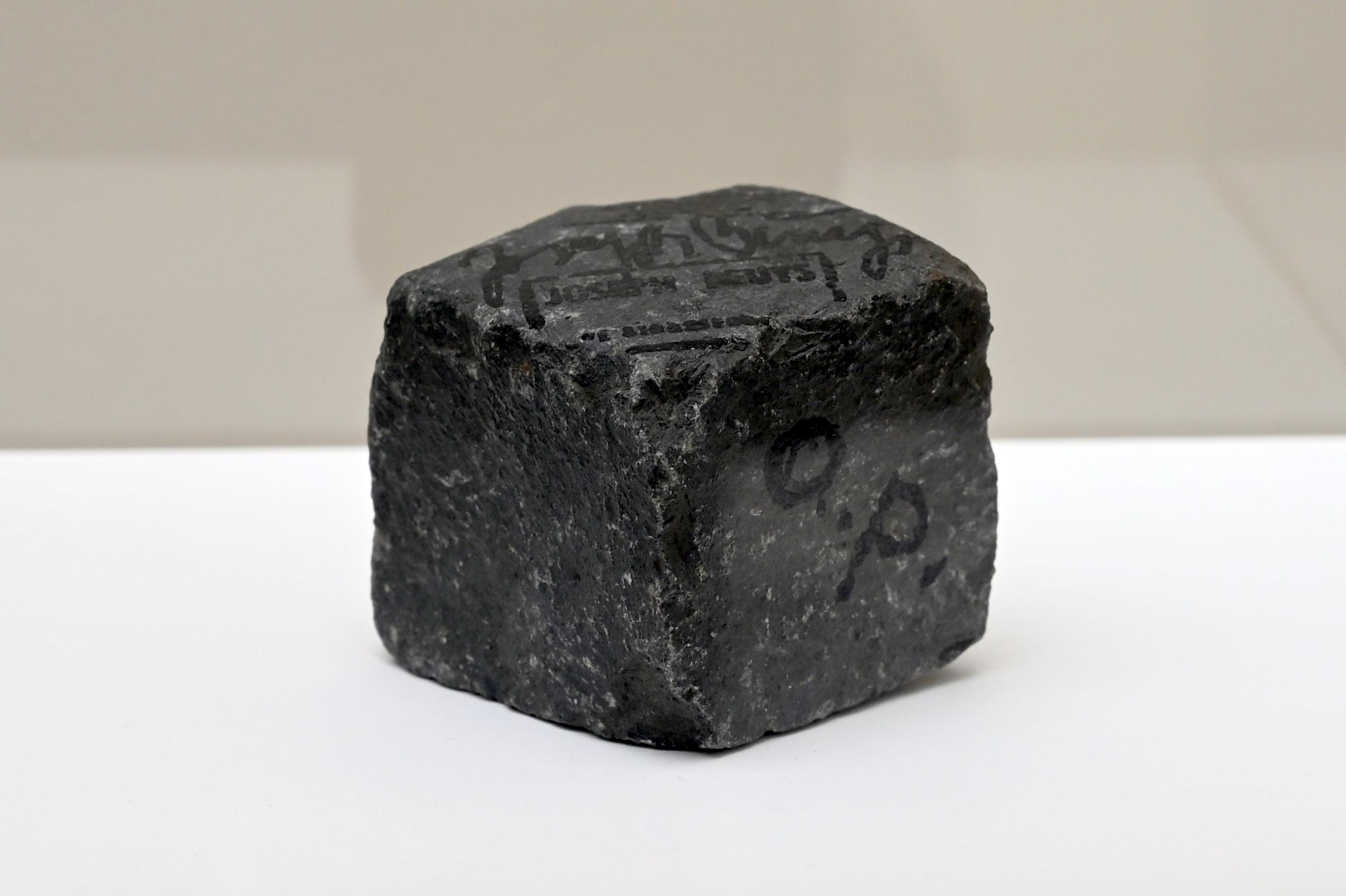 Joseph Beuys (1948–1985), Pflasterstein, Kiel, Kunsthalle, Natur als Material, 1975, Bild 3/4