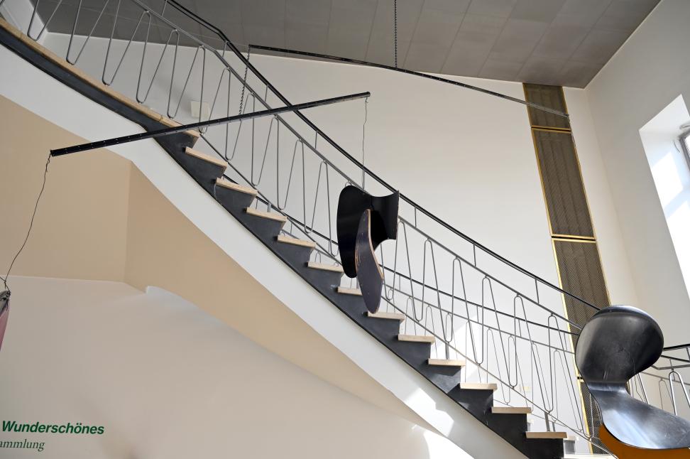 Martin Boyce (2004), Mobile (Werden wir jemals wieder zusammen sein), Kiel, Kunsthalle, Treppenhaus, 2004, Bild 2/4