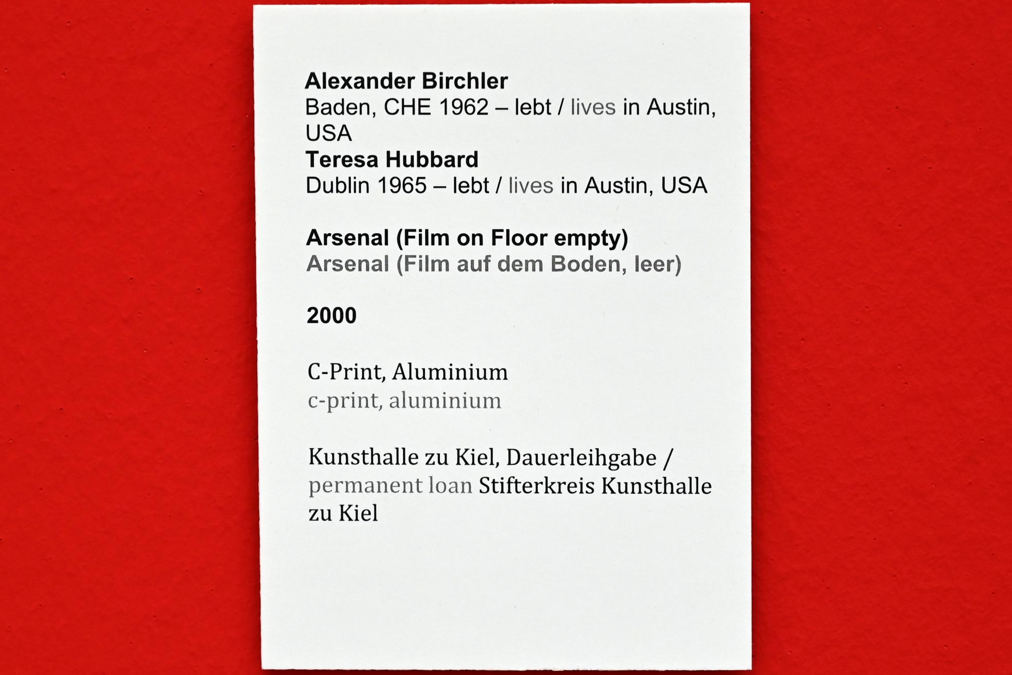 Teresa Hubbard und Alexander Birchler (2000), Arsenal (Film auf dem Boden, leer), Kiel, Kunsthalle, Stillleben, 2000, Bild 2/2