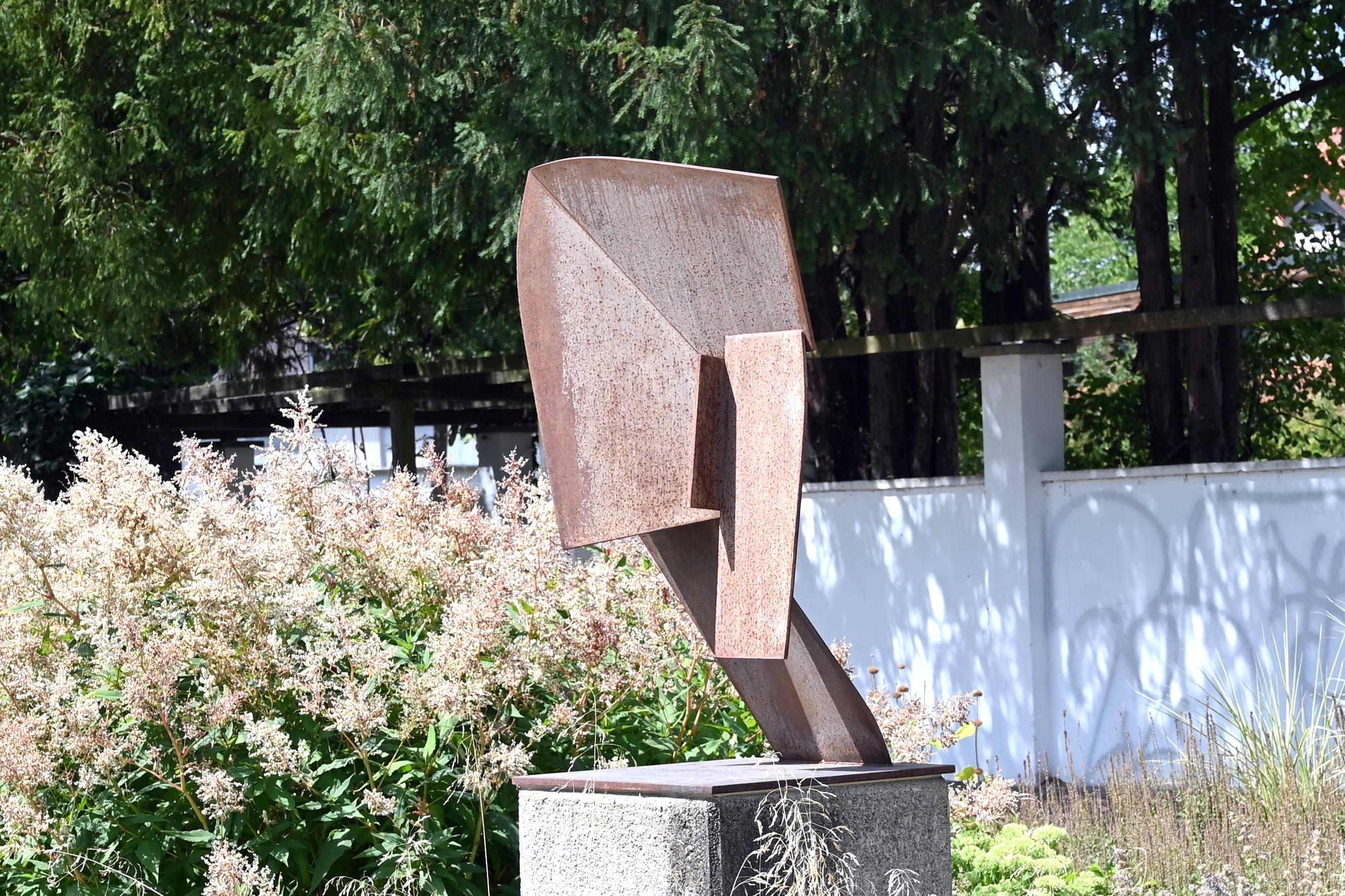 Hans Joachim Albrecht (1989–1999), Großer Kopf, lauschend, Regensburg, Stadtpark, 1999, Bild 2/4