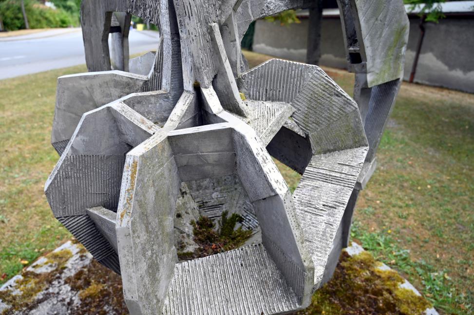 Sabine Staub (1997), Fruchtform V, Regensburg, Stadtpark, 1997, Bild 7/8