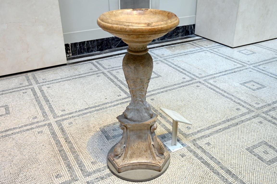 Weihwasserbecken, London, Victoria and Albert Museum, 0. Etage, Mittelalter und Renaissance, um 1500, Bild 2/3