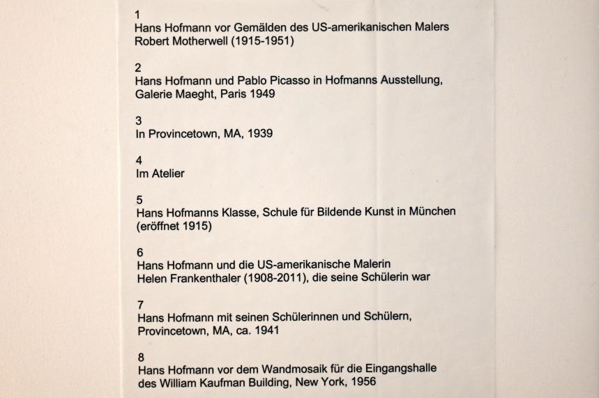 Hans Hofmann vor Gemälden des US-amerikanischen Malers Robert Motherwell (1915-1951), Neumarkt in der Oberpfalz, Museum Lothar Fischer, Ausstellung "Hans Hofmann. Chimbote 1950 - Farben für die neue Stadt" vom 23.10.2022-29.01.2023, Undatiert, Bild 2/2
