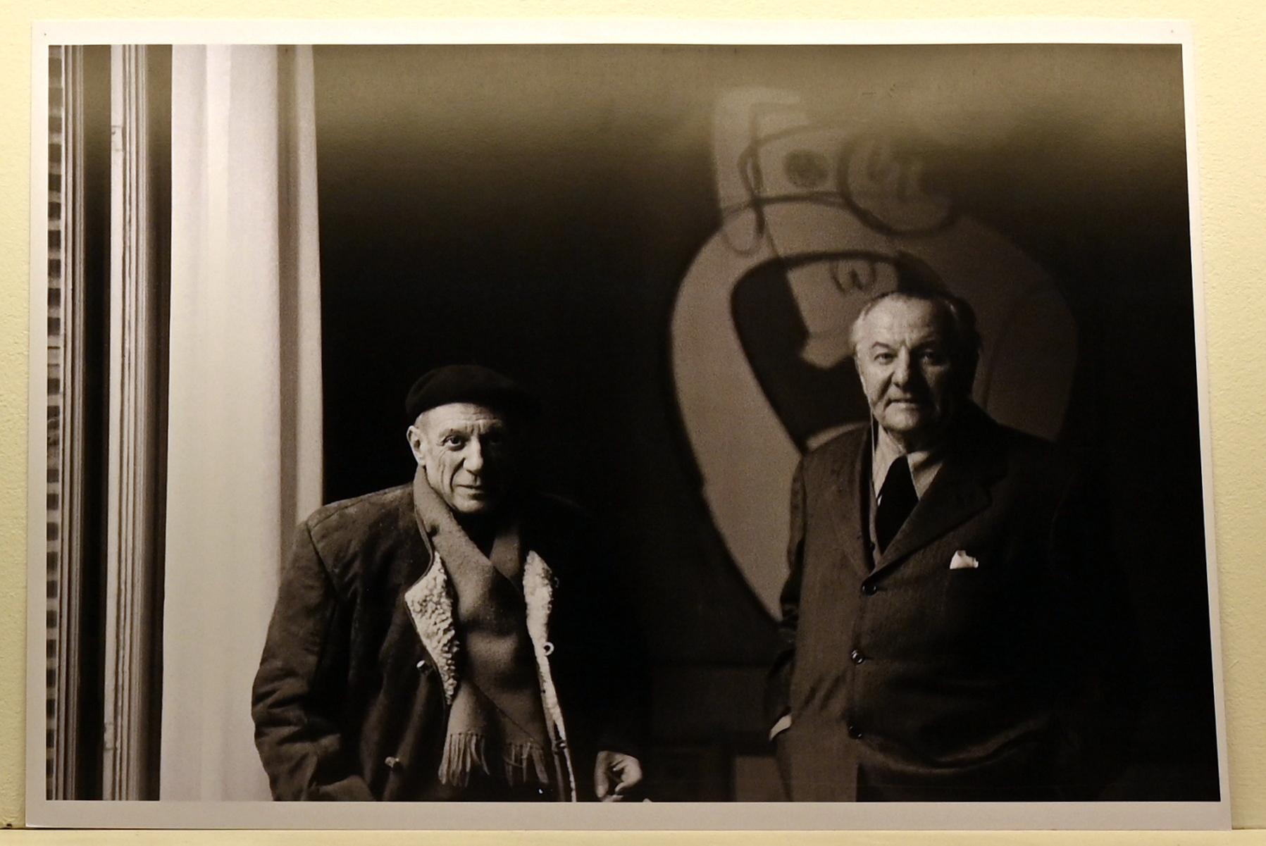 Hans Hofmann und Pablo Picasso in Hofmanns Ausstellung, Galerie Maeght, Paris, Neumarkt in der Oberpfalz, Museum Lothar Fischer, Ausstellung "Hans Hofmann. Chimbote 1950 - Farben für die neue Stadt" vom 23.10.2022-29.01.2023, 1949, Bild 1/2