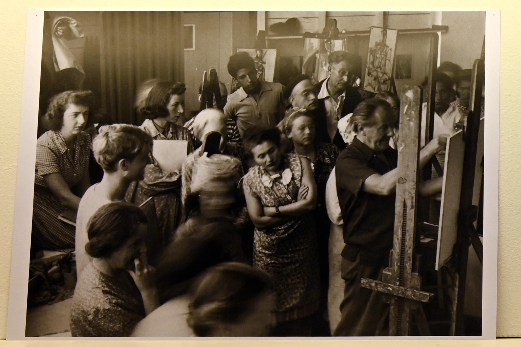 Hans Hofmann mit seinen Schülerinnen und Schülern, Provincetown, MA, Neumarkt in der Oberpfalz, Museum Lothar Fischer, Ausstellung "Hans Hofmann. Chimbote 1950 - Farben für die neue Stadt" vom 23.10.2022-29.01.2023, um 1941