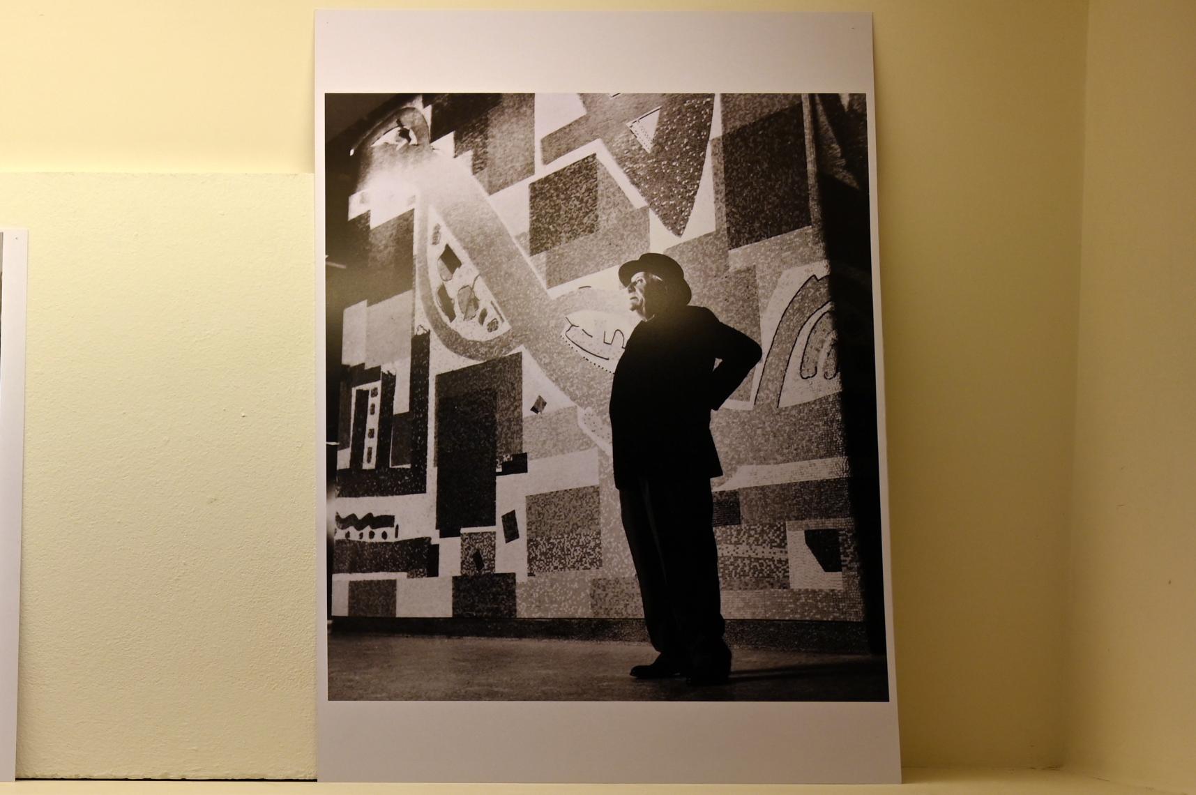 Hans Hofmann vor dem Wandmosaik für die Eingangshalle des William Kaufman Building, New York, Neumarkt in der Oberpfalz, Museum Lothar Fischer, Ausstellung "Hans Hofmann. Chimbote 1950 - Farben für die neue Stadt" vom 23.10.2022-29.01.2023, 1956