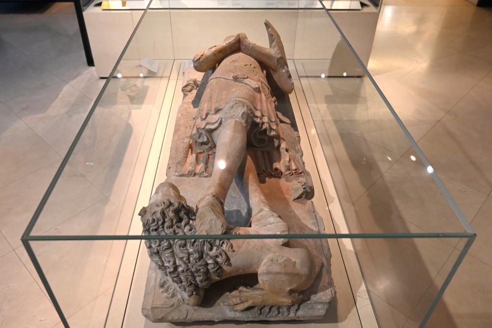 Grabfigur eines Ritters, Abtei Holz, ehem Abtei Lesnes Abbey, jetzt London, Victoria and Albert Museum, -1. Etage, Mittelalter und Renaissance, um 1340–1350, Bild 2/3