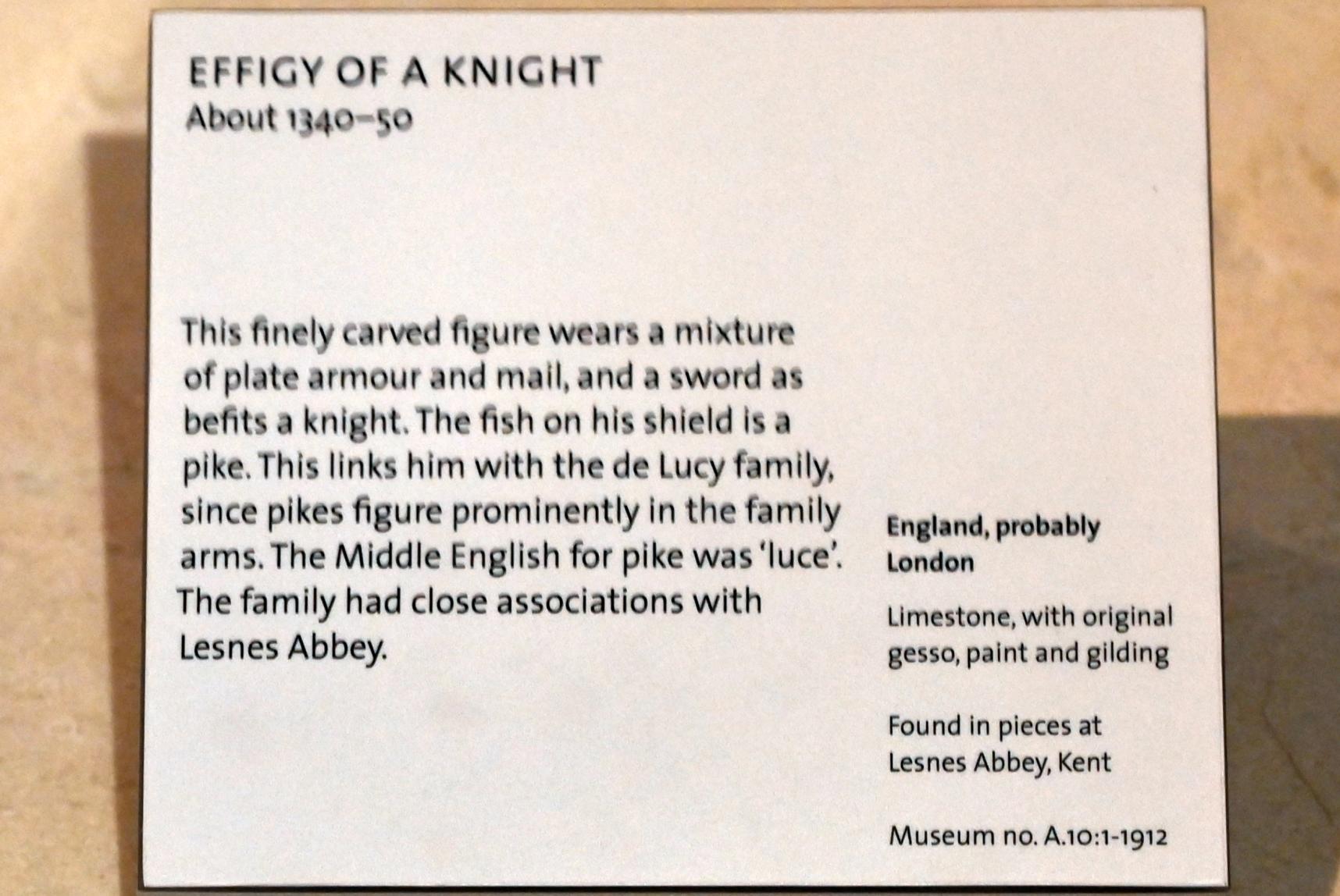 Grabfigur eines Ritters, Abtei Holz, ehem Abtei Lesnes Abbey, jetzt London, Victoria and Albert Museum, -1. Etage, Mittelalter und Renaissance, um 1340–1350, Bild 3/3