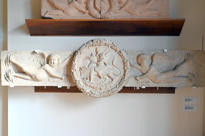Michele di Giovanni da Fiesole (il Greco) (1455–1456), Wappen-Putten: in der Mitte ein Greif, auf dem ein kleiner Engel mit dem Wappen von Federico da Montefeltro sitzt, Urbino, Galleria Nazionale delle Marche, Saal 1, um 1454–1457