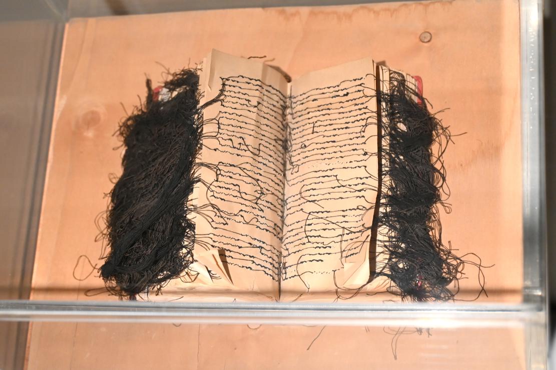 Maria Lai (1978), Objektbuch, Ancona, Pinacoteca civica Francesco Podesti, Zwischenetage Saal 1, 1978, Bild 2/3