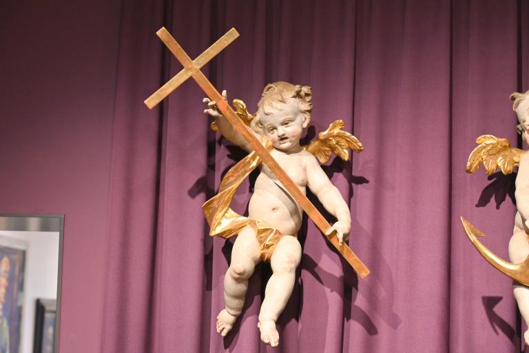 Christian Jorhan der Ältere (Umkreis) (1765), Zwei Putti, Erding, ehem. Josefi-Anstalt, jetzt Erding, Museum Erding, Kirchenkunst, 1760–1770, Bild 2/6