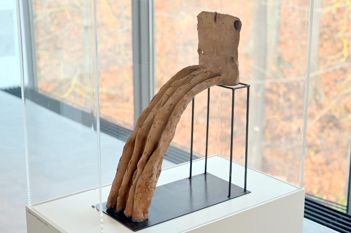 Lothar Fischer (1959–2004), Sitzende im Faltenrock, Neumarkt in der Oberpfalz, Museum Lothar Fischer, Obergeschoß Raum 6, 1972, Bild 2/5