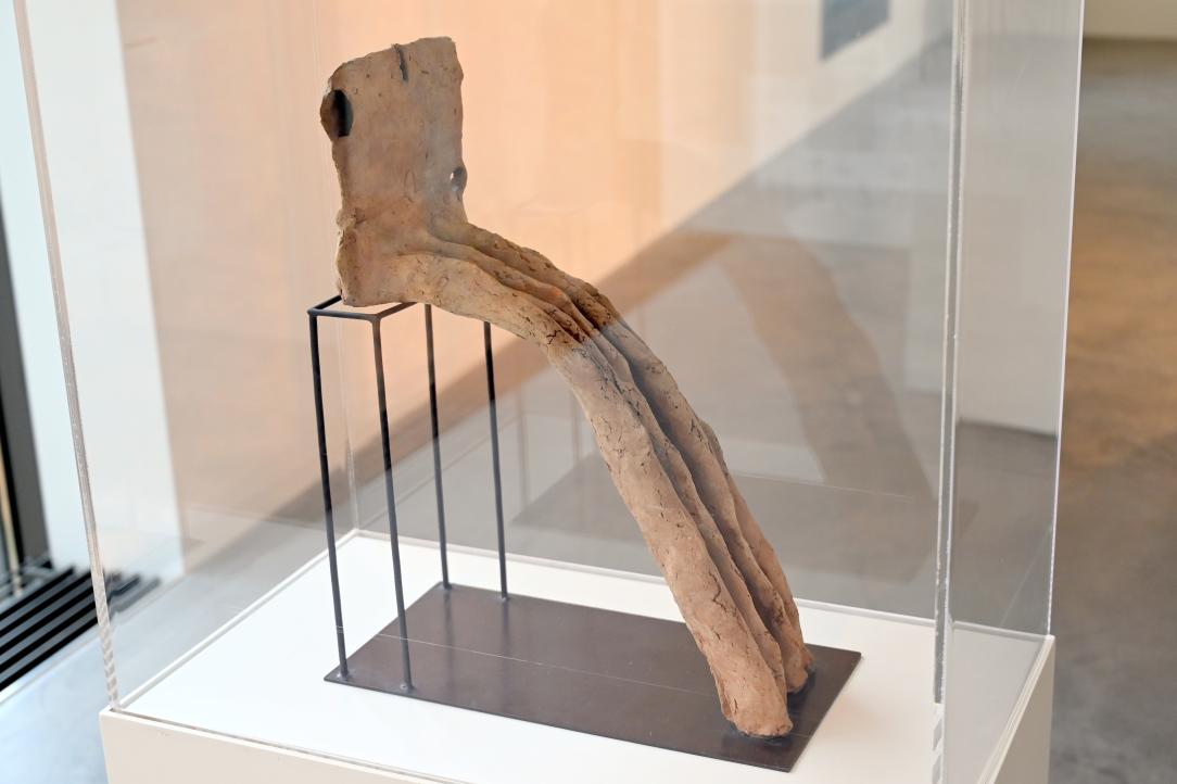 Lothar Fischer (1959–2004), Sitzende im Faltenrock, Neumarkt in der Oberpfalz, Museum Lothar Fischer, Obergeschoß Raum 6, 1972, Bild 3/5