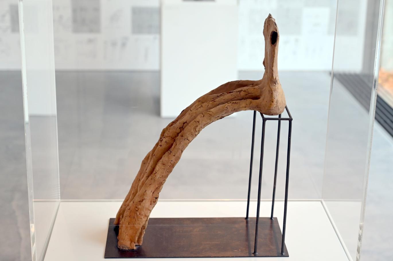 Lothar Fischer (1959–2004), Sitzende im Faltenrock, Neumarkt in der Oberpfalz, Museum Lothar Fischer, Obergeschoß Raum 6, 1972, Bild 4/5