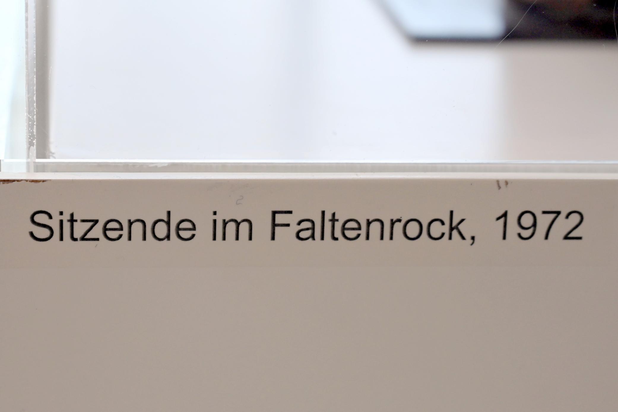 Lothar Fischer (1959–2004), Sitzende im Faltenrock, Neumarkt in der Oberpfalz, Museum Lothar Fischer, Obergeschoß Raum 6, 1972, Bild 5/5