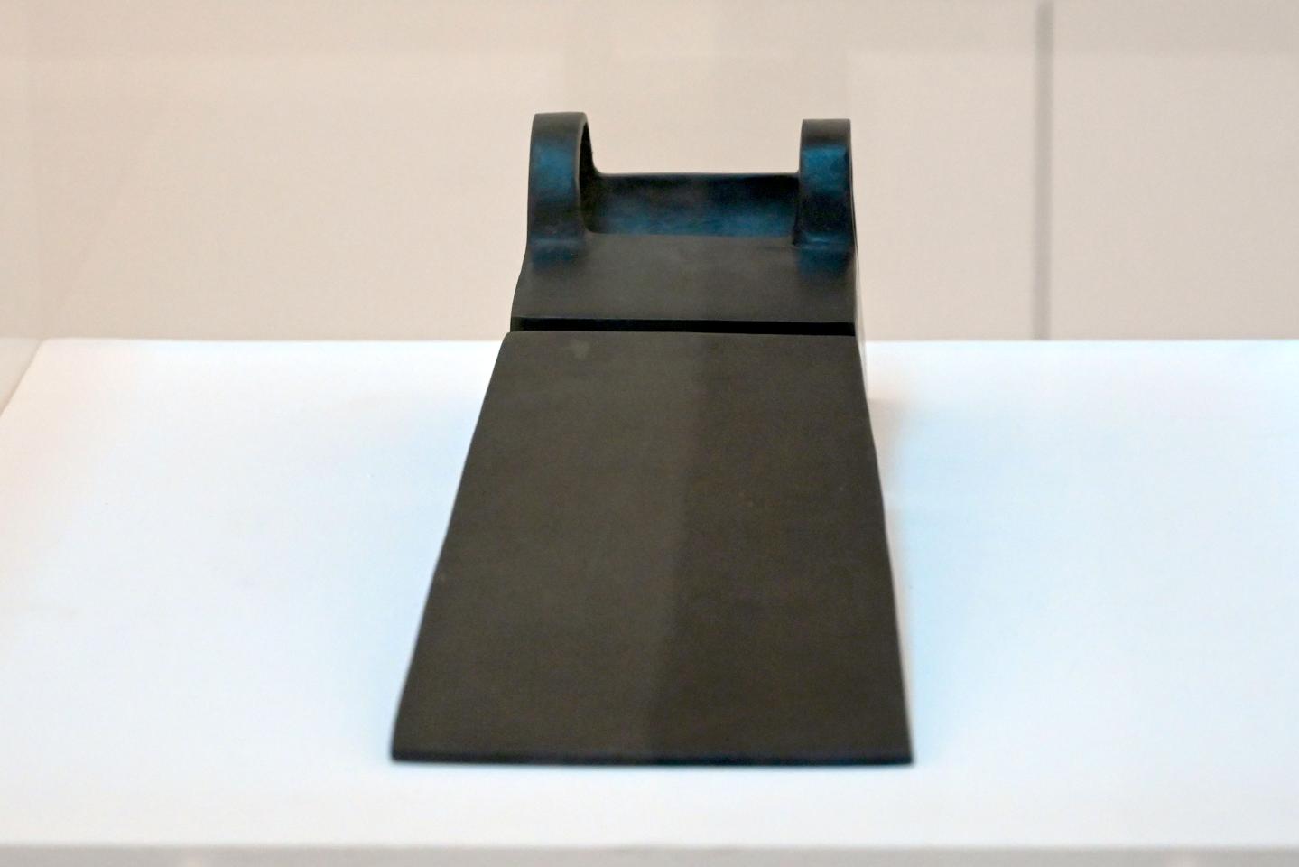 Kristina Redeker-Warter (1996–2008), Kleine Liegende, Neumarkt in der Oberpfalz, Museum Lothar Fischer, Obergeschoß Raum 8, 2008, Bild 3/4