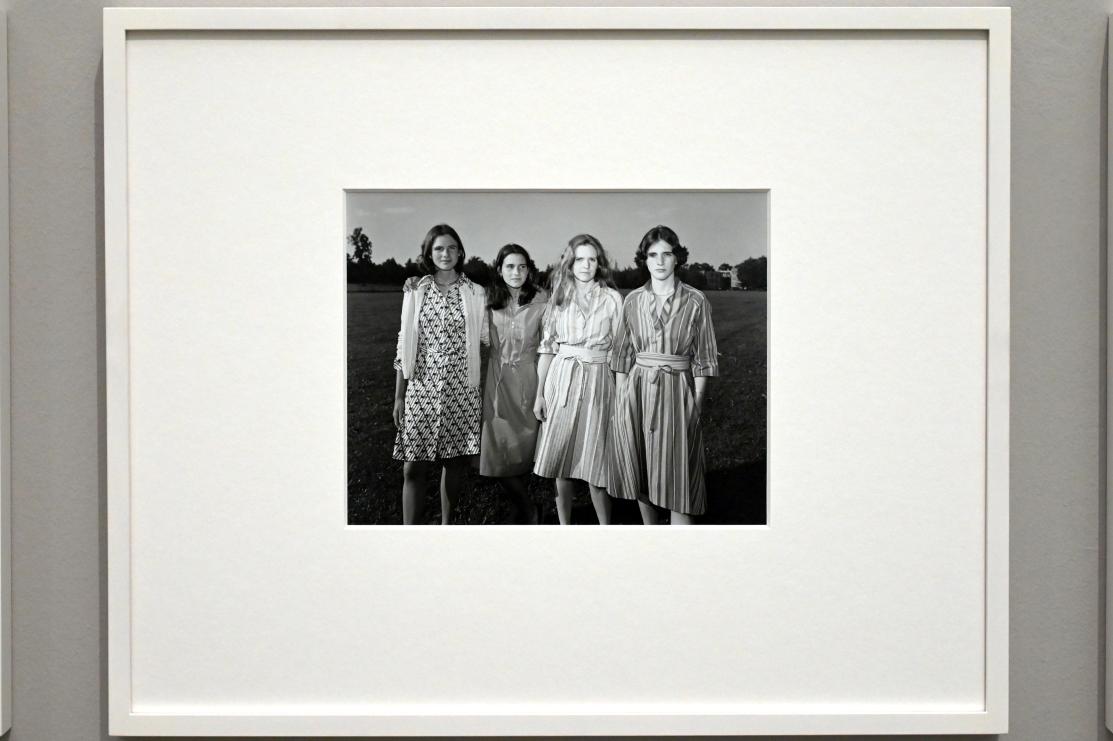 Nicholas Nixon (1997), The Brown Sisters, München, Pinakothek der Moderne, Saal 31 2022, 1975–2020, Bild 2/6
