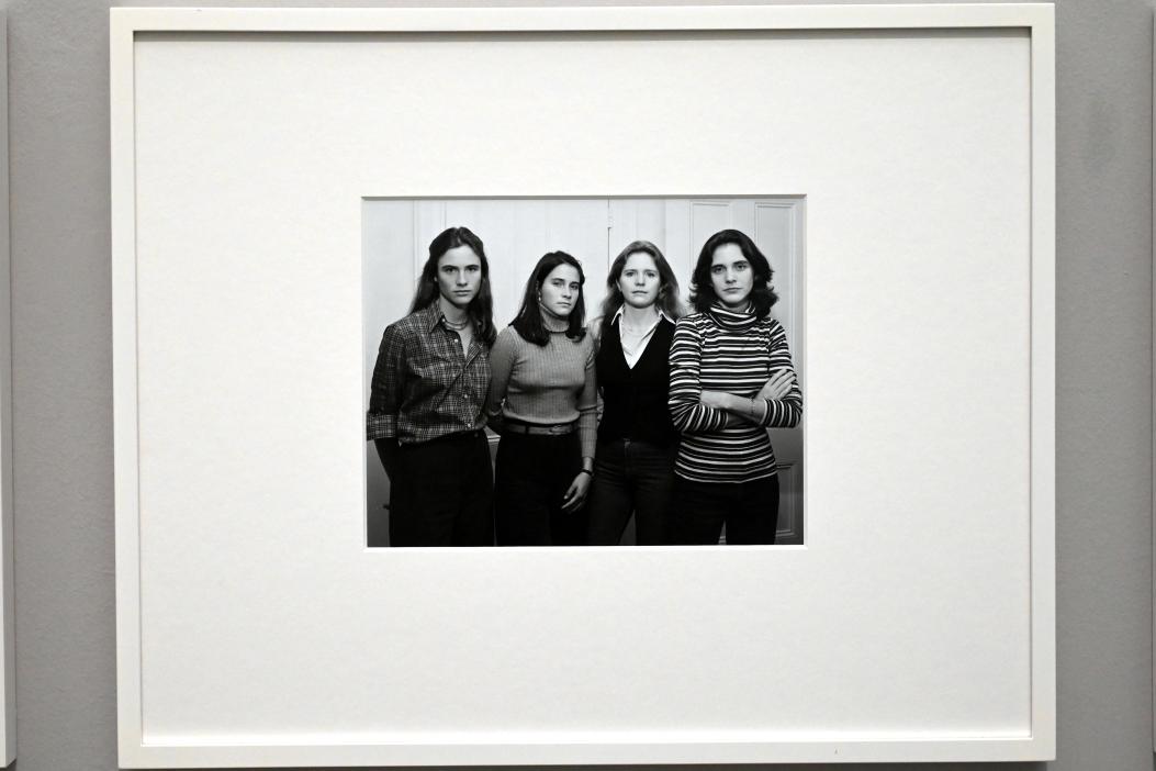 Nicholas Nixon (1997), The Brown Sisters, München, Pinakothek der Moderne, Saal 31 2022, 1975–2020, Bild 3/6
