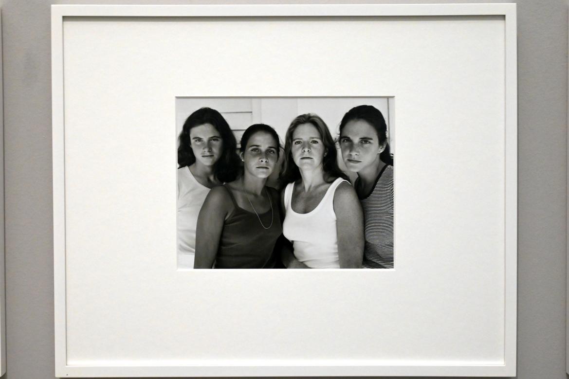 Nicholas Nixon (1997), The Brown Sisters, München, Pinakothek der Moderne, Saal 31 2022, 1975–2020, Bild 4/6