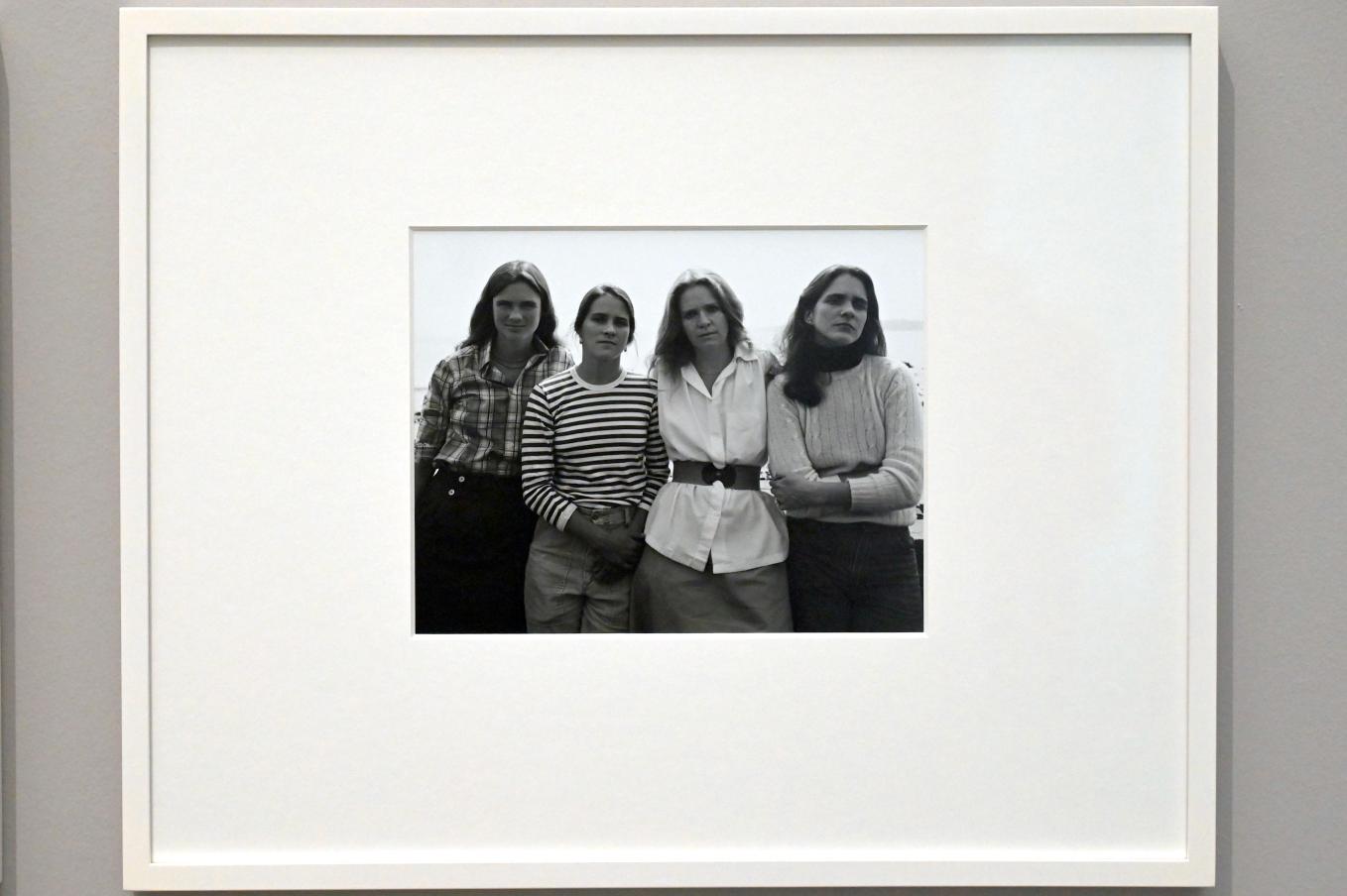 Nicholas Nixon (1997), The Brown Sisters, München, Pinakothek der Moderne, Saal 31 2022, 1975–2020, Bild 5/6