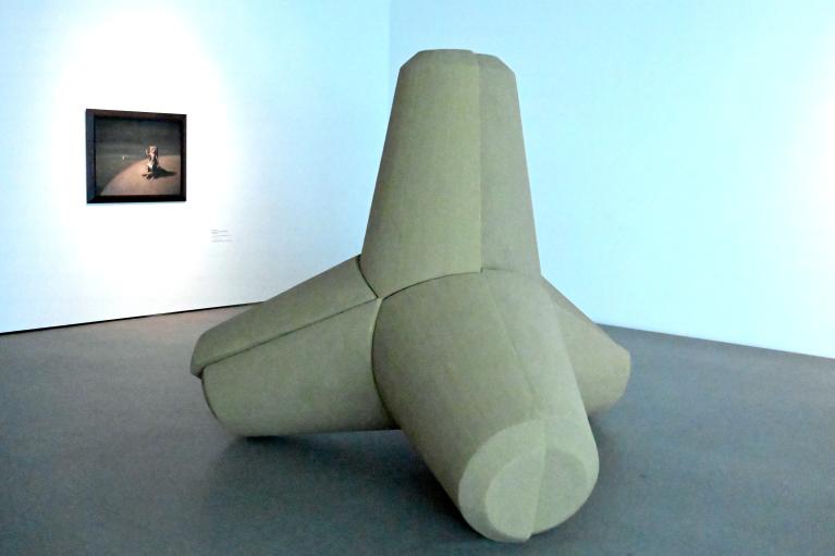 Stefanie Zoche (2015), Tetrapode, München, Pinakothek der Moderne, Saal 28 2022, 2015