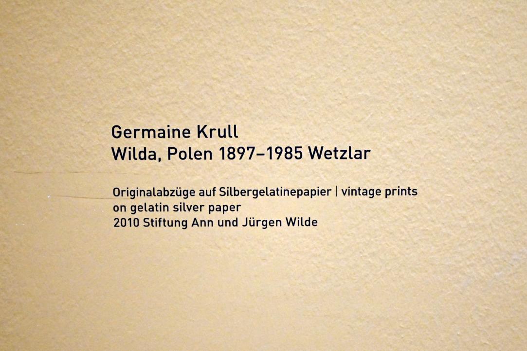 Germaine Krull (1927–1931), Selbstporträt, München, Pinakothek der Moderne, Saal 12 2022, 1927, Bild 3/3