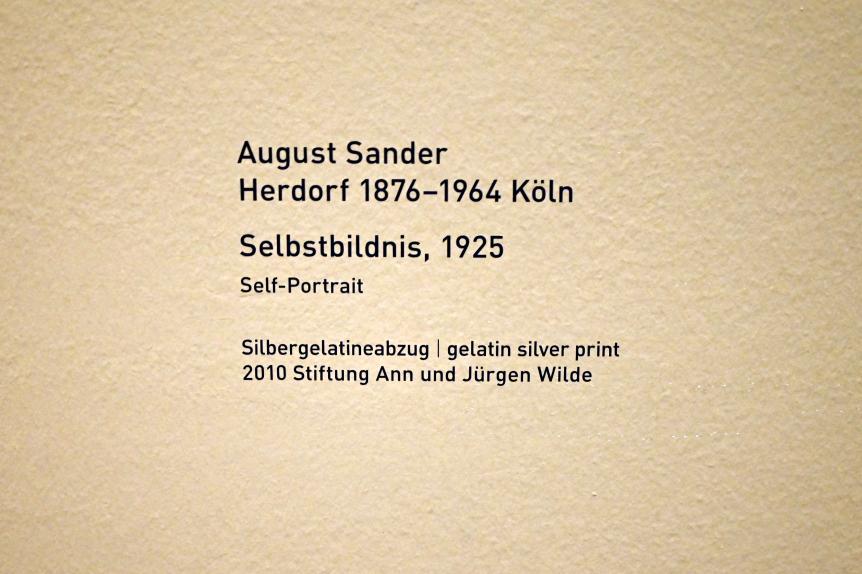 August Sander (1911–1925), Selbstbildnis, München, Pinakothek der Moderne, Saal 12 2022, 1925, Bild 2/2