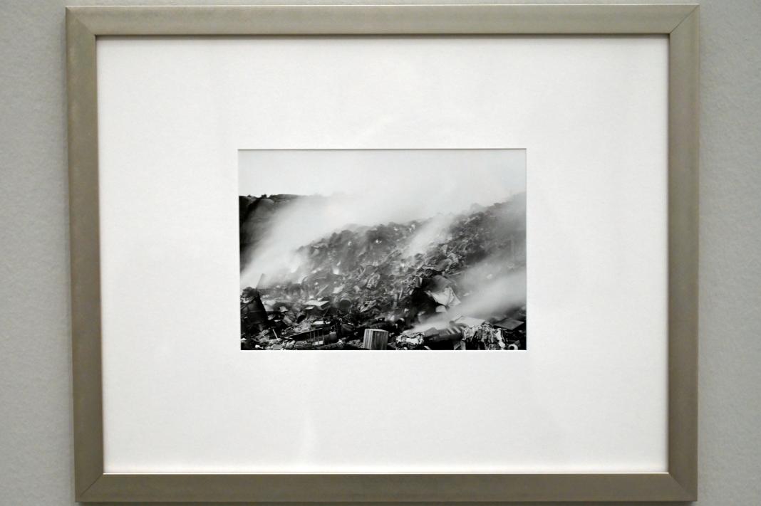 Lewis Baltz (1985), Dauerfeuer, Polarkreis (Continuous Fire, Polar Circly), Svolvær, Norway, 19-21 July 1985, München, Pinakothek der Moderne, Saal 8 2022, 1985, Bild 2/9