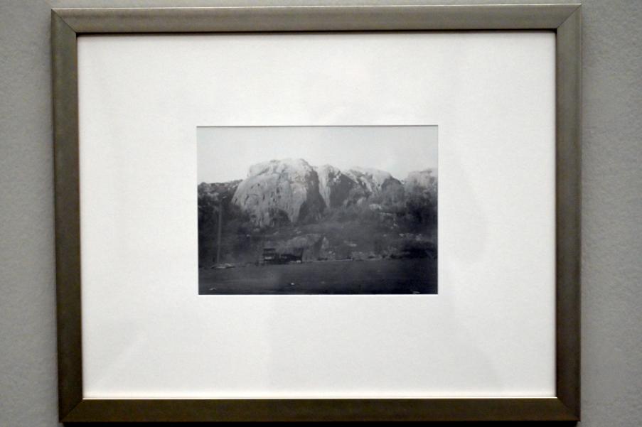 Lewis Baltz (1985), Dauerfeuer, Polarkreis (Continuous Fire, Polar Circly), Svolvær, Norway, 19-21 July 1985, München, Pinakothek der Moderne, Saal 8 2022, 1985, Bild 3/9
