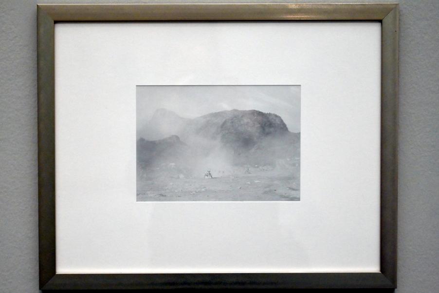 Lewis Baltz (1985), Dauerfeuer, Polarkreis (Continuous Fire, Polar Circly), Svolvær, Norway, 19-21 July 1985, München, Pinakothek der Moderne, Saal 8 2022, 1985, Bild 4/9