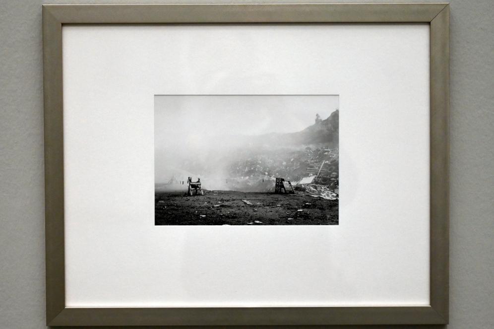 Lewis Baltz (1985), Dauerfeuer, Polarkreis (Continuous Fire, Polar Circly), Svolvær, Norway, 19-21 July 1985, München, Pinakothek der Moderne, Saal 8 2022, 1985, Bild 5/9