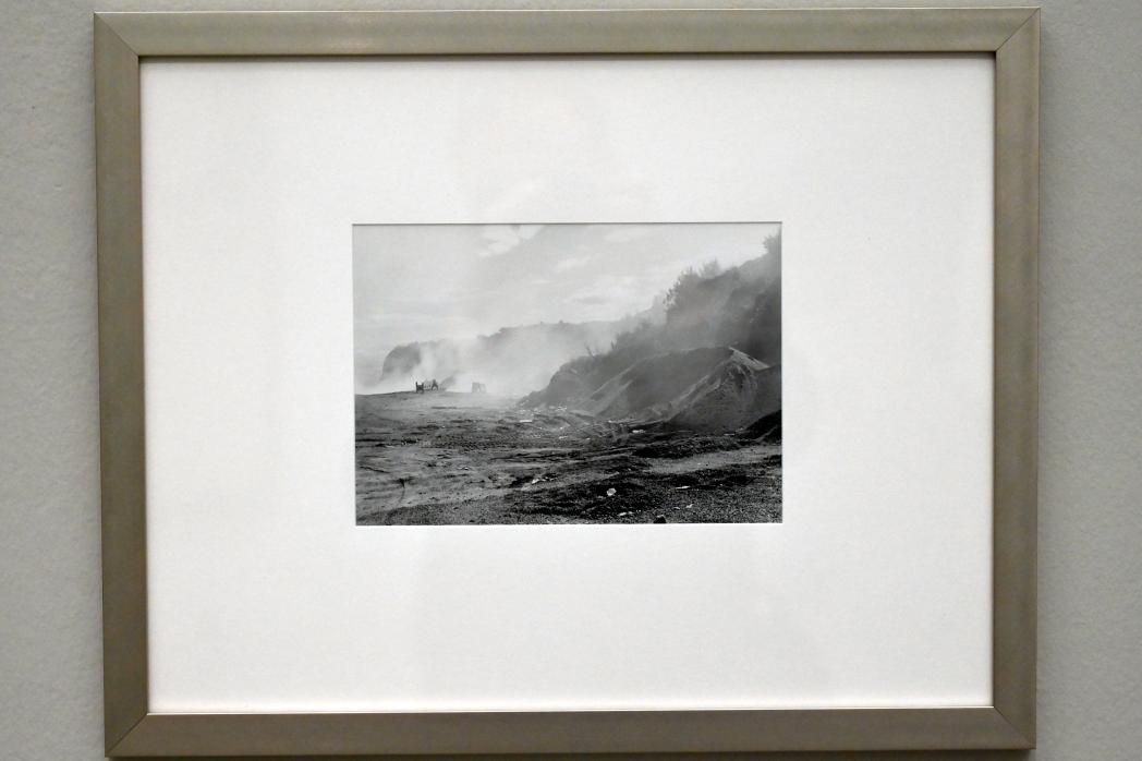 Lewis Baltz (1985), Dauerfeuer, Polarkreis (Continuous Fire, Polar Circly), Svolvær, Norway, 19-21 July 1985, München, Pinakothek der Moderne, Saal 8 2022, 1985, Bild 6/9