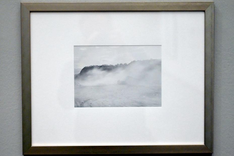 Lewis Baltz (1985), Dauerfeuer, Polarkreis (Continuous Fire, Polar Circly), Svolvær, Norway, 19-21 July 1985, München, Pinakothek der Moderne, Saal 8 2022, 1985, Bild 7/9