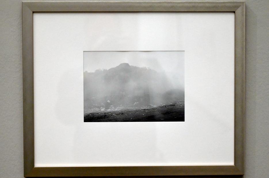 Lewis Baltz (1985), Dauerfeuer, Polarkreis (Continuous Fire, Polar Circly), Svolvær, Norway, 19-21 July 1985, München, Pinakothek der Moderne, Saal 8 2022, 1985, Bild 8/9