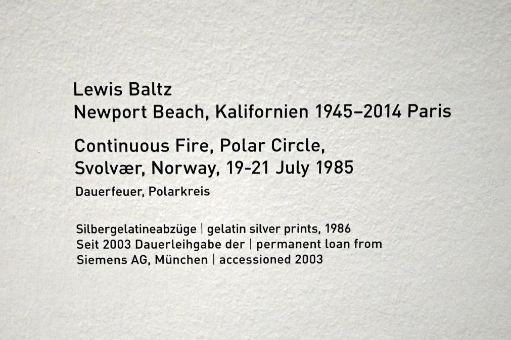 Lewis Baltz (1985), Dauerfeuer, Polarkreis (Continuous Fire, Polar Circly), Svolvær, Norway, 19-21 July 1985, München, Pinakothek der Moderne, Saal 8 2022, 1985, Bild 9/9
