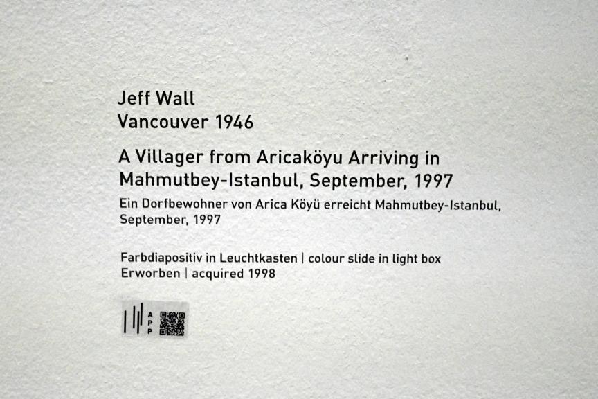 Jeff Wall (1997), Ein Dorfbewohner von Arica Köyü erreicht Mahmutbey-Istanbul, September, 1997 (A Villager from Aricaköyu Arriving in Mahmutbey-Istanbul, September, 1997), München, Pinakothek der Moderne, Saal 6 2022, 1997, Bild 2/2
