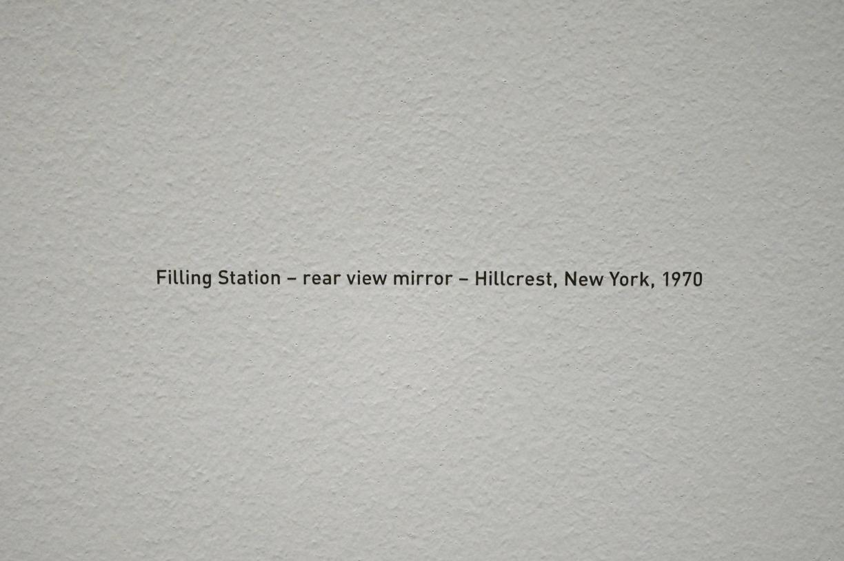 Lee Friedlander (1966–1972), Filling Station - rear view mirror - Hillcrest, New York, München, Pinakothek der Moderne, Saal 5 2022, 1970, Bild 2/3