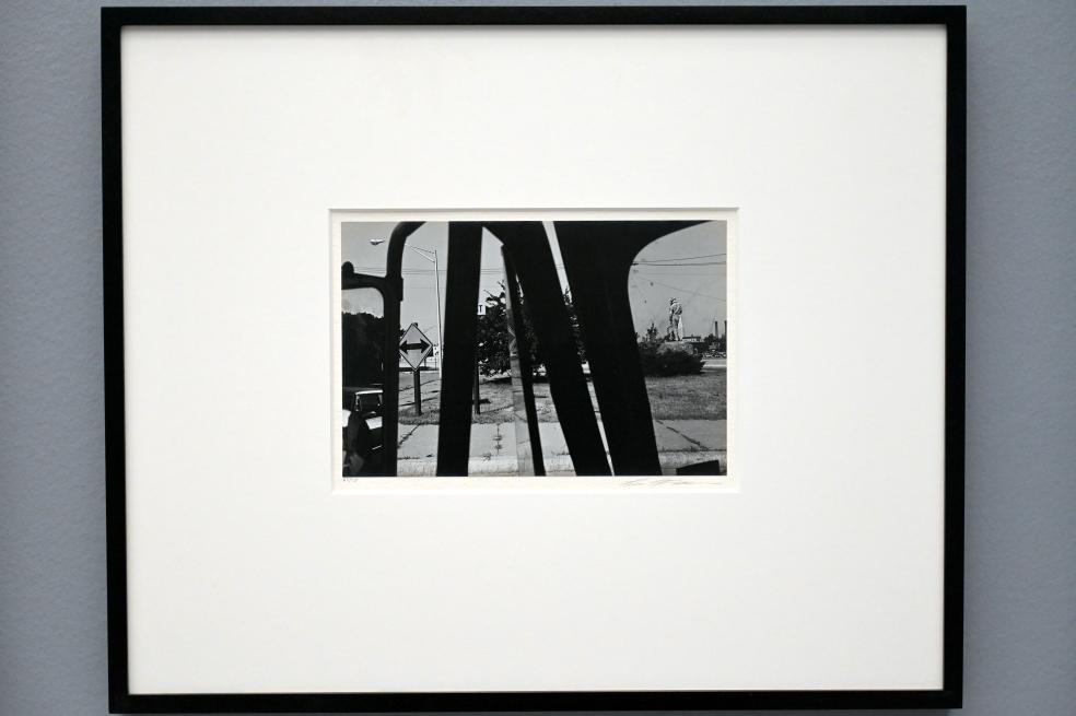 Lee Friedlander (1966–1972), Statue - New Jersey, München, Pinakothek der Moderne, Saal 5 2022, 1971