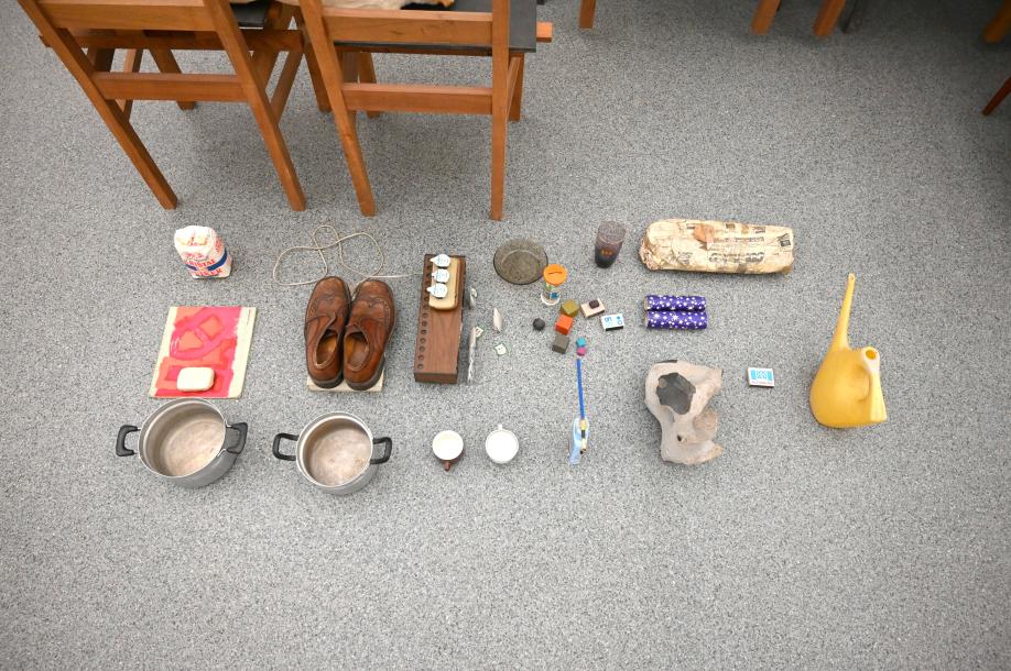 Mark Manders (2000), Stille Fabrik (Silent Factory), München, Pinakothek der Moderne, Saal 9 2022, 2000, Bild 6/7