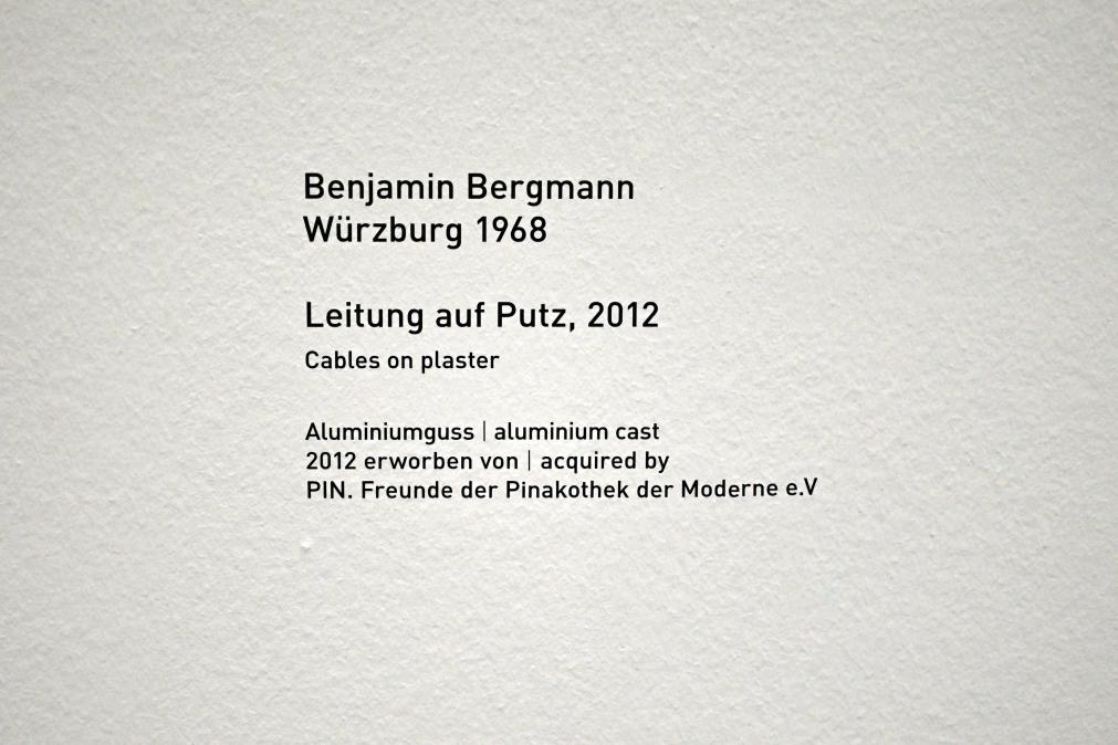 Benjamin Bergmann (2012), Leitung auf Putz, München, Pinakothek der Moderne, Saal 9 2022, 2012, Bild 2/2