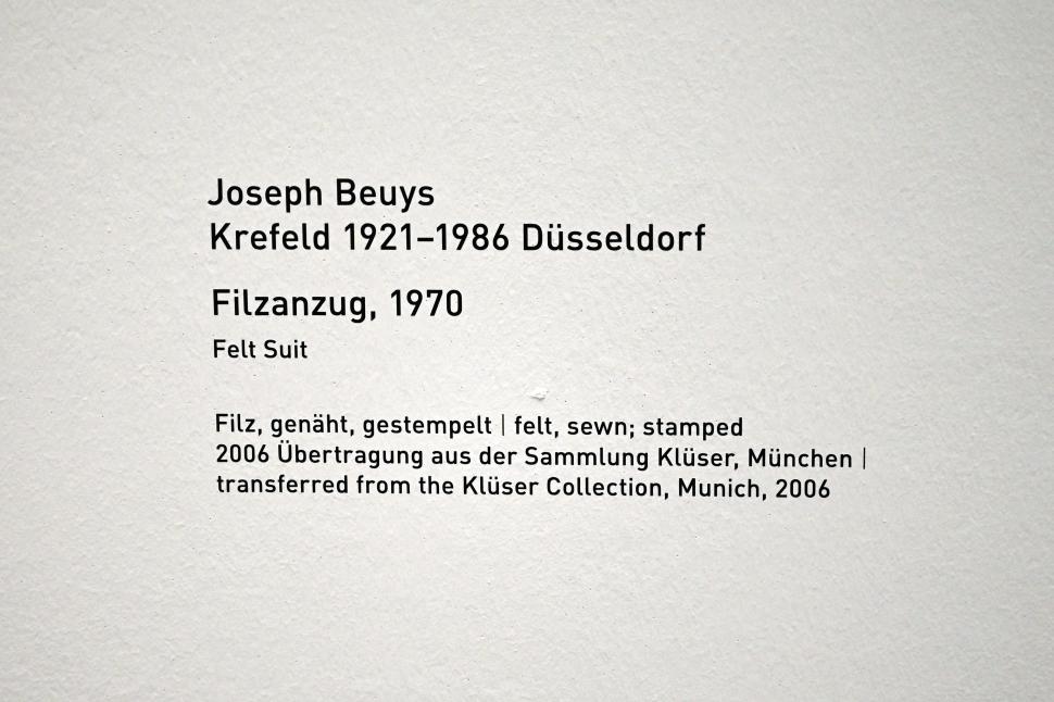 Joseph Beuys (1948–1985), Filzanzug, München, Pinakothek der Moderne, Saal 9 2022, 1970, Bild 2/2