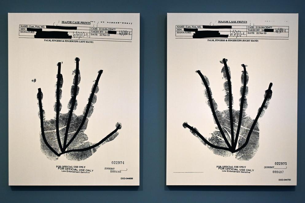 Jenny Holzer (1987–2014), PALM FINGERS & FINGERPRINTS (LEFT HAND) 000406 (Text US Government), München, Pinakothek der Moderne, Saal 11 2022, 2007, Bild 3/3